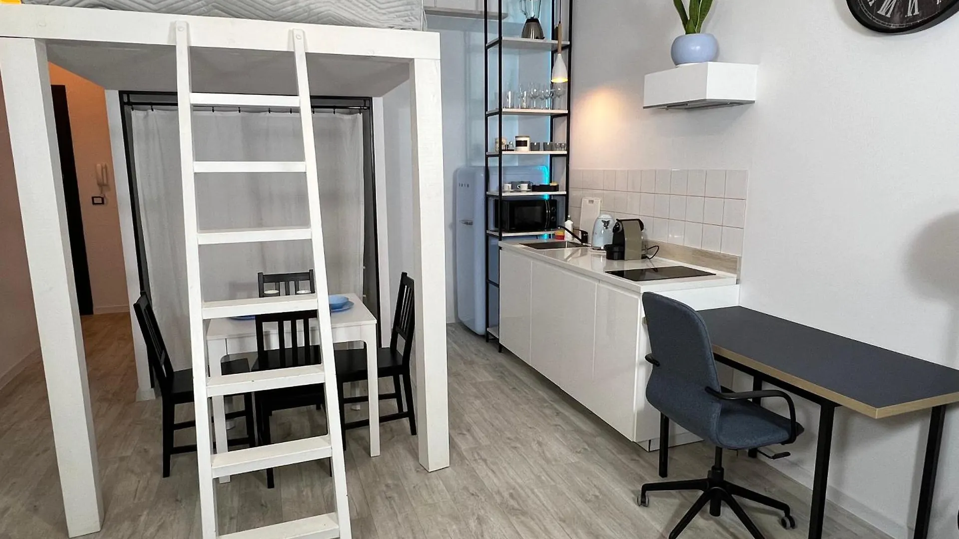 Lazienki Krolewskie Studio Z Antresola I Widokiem Warsaw Poland